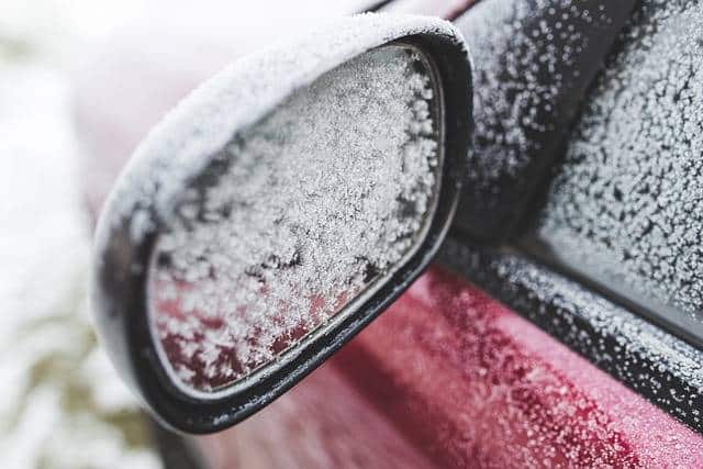 Nettoyer sa voiture en hiver : conseils et précautions à prendre