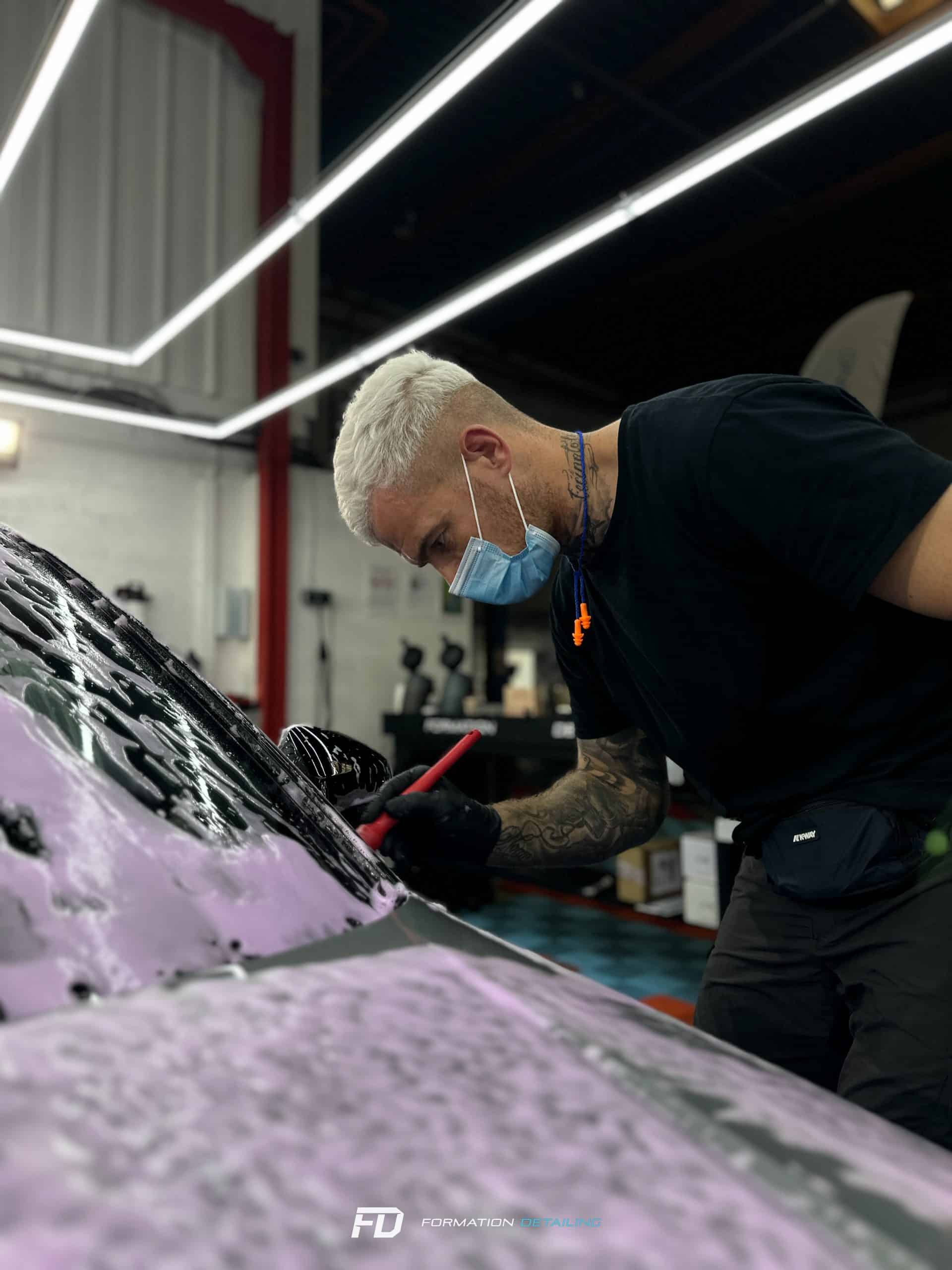 Homme appliquant du céramique sur voiture