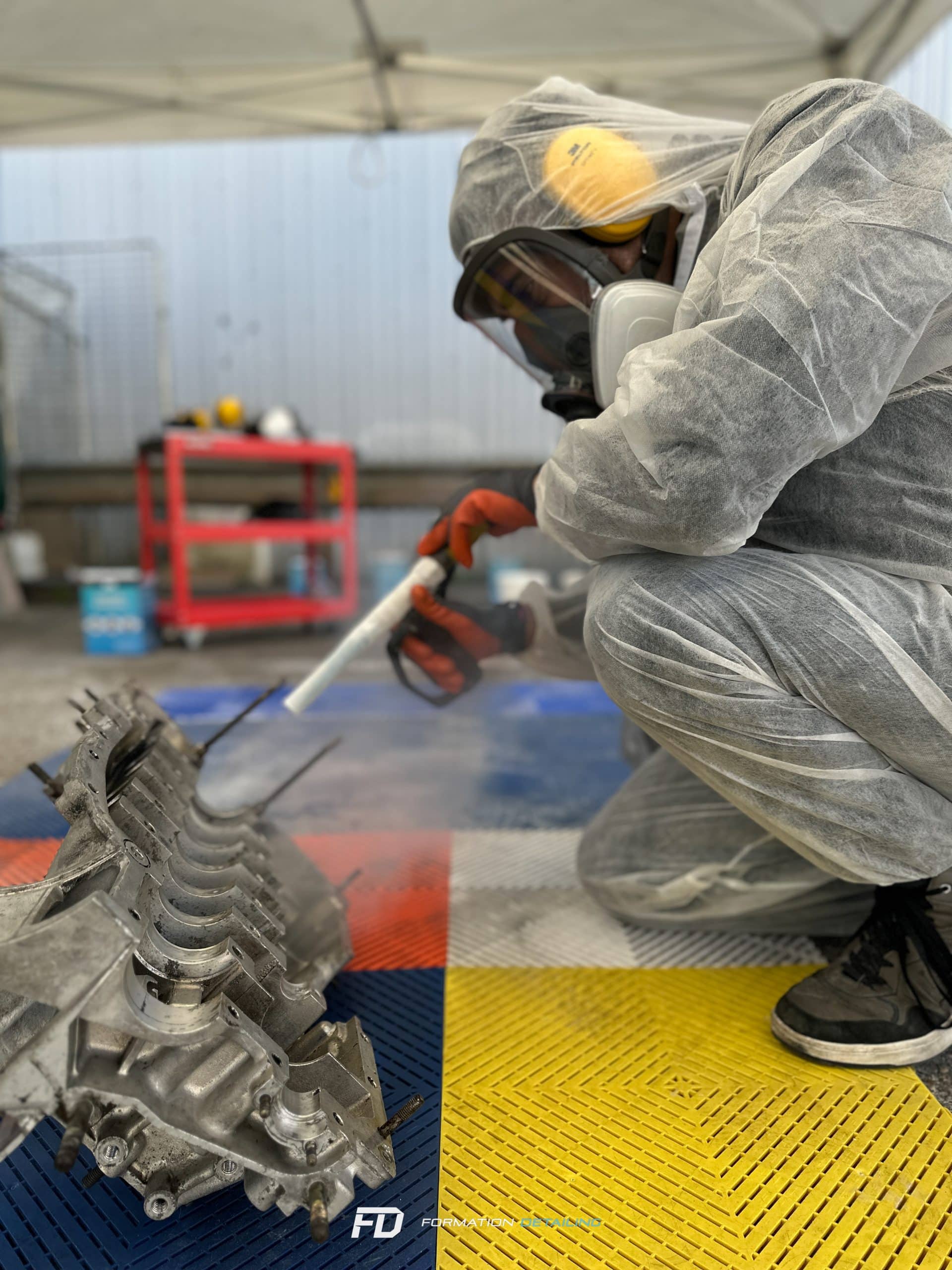 Ouvrier nettoyant méticuleusement un moteur