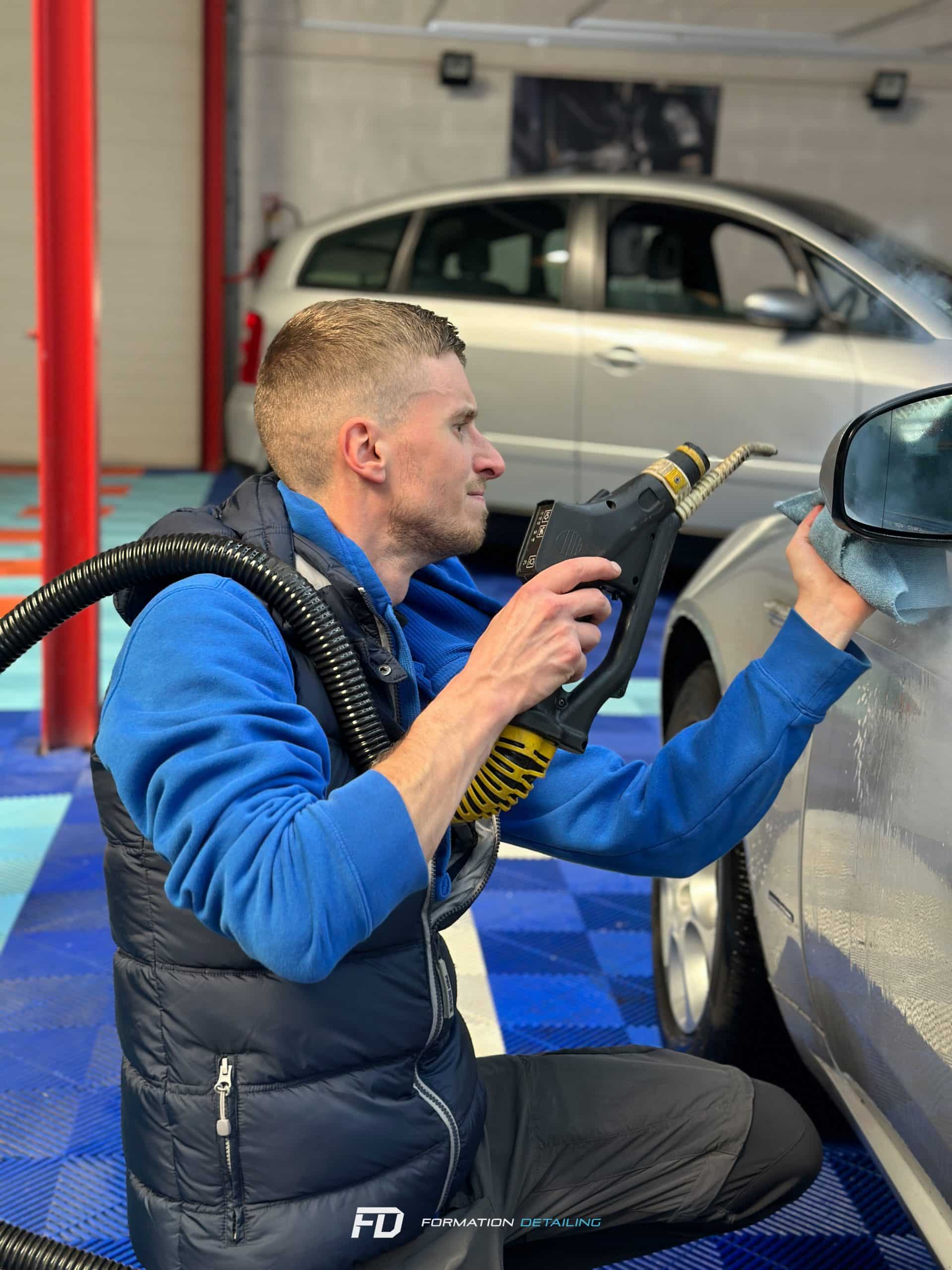 Homme polissant une voiture dans un garage