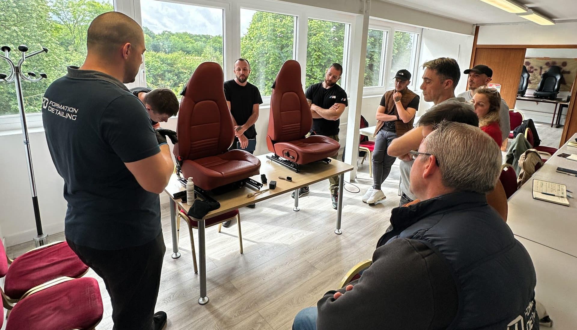 Formation professionnelle dans salle lumineuse