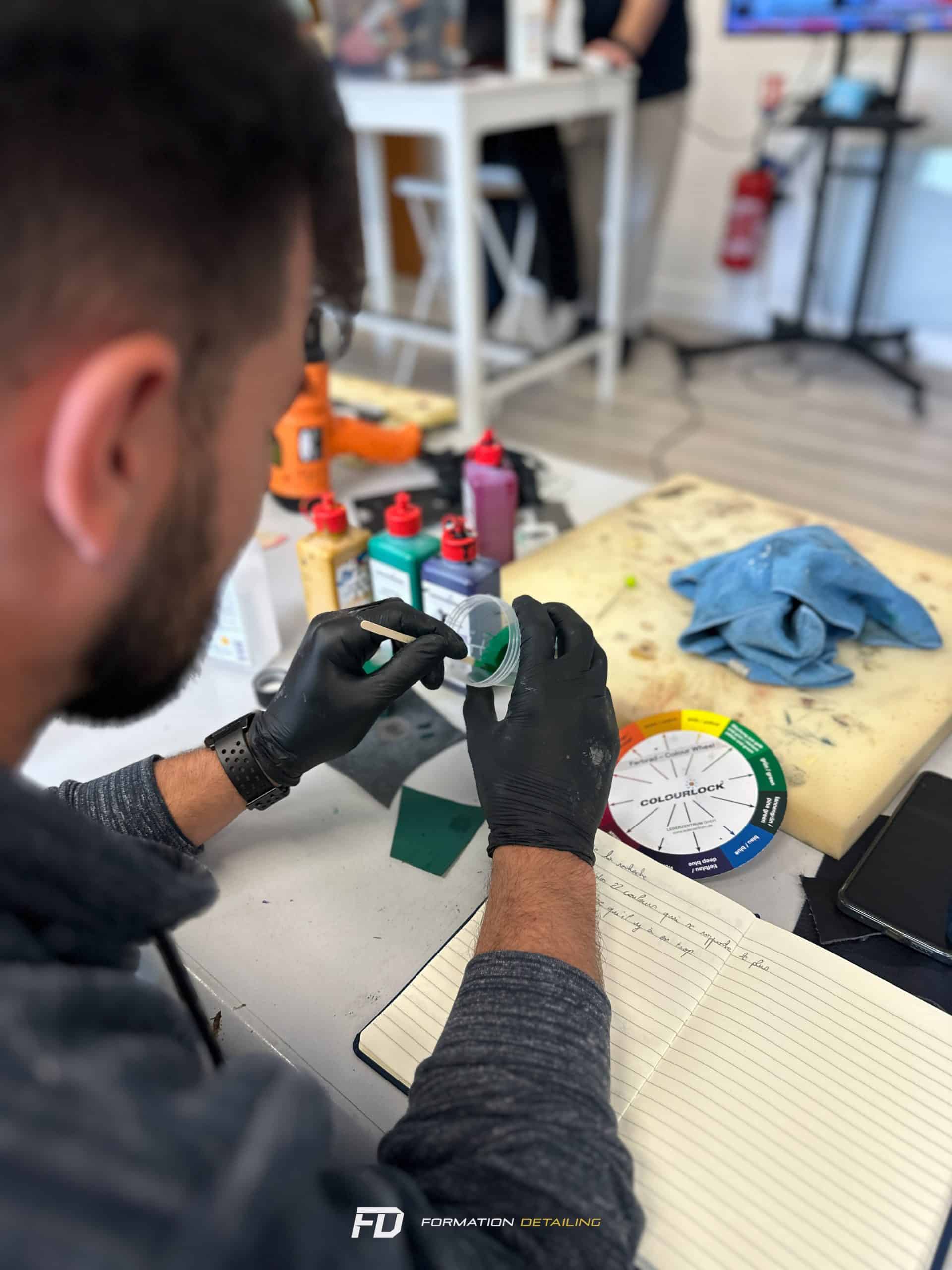 Homme manipulant produit dans atelier de formation