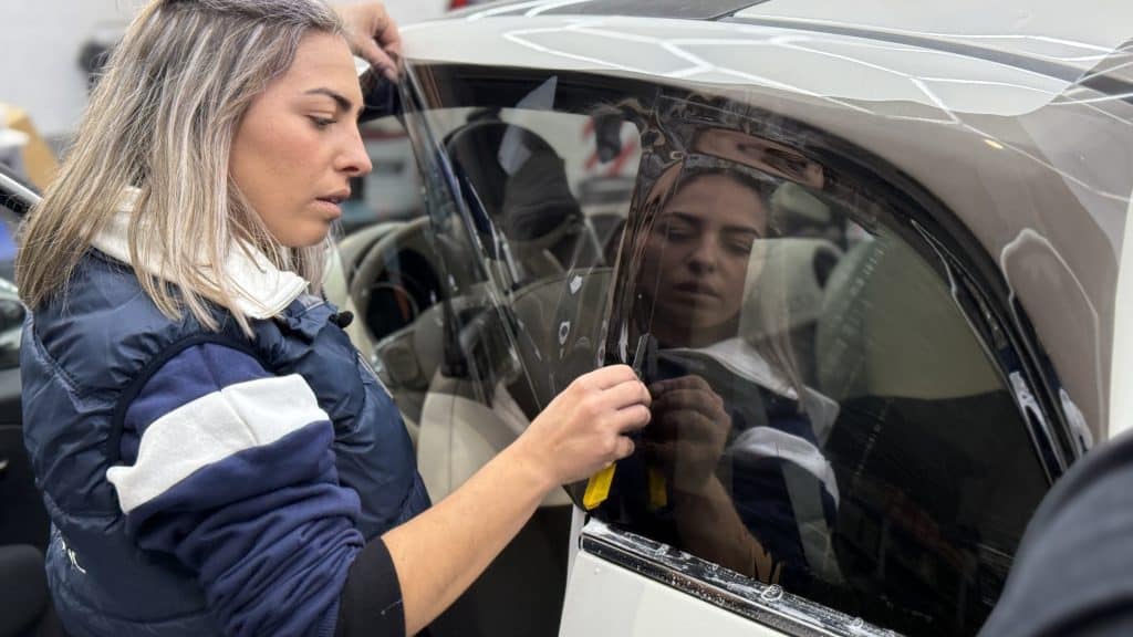 Le poseur de film solaire automobile est spécialisé dans l’installation de vitres teintées, améliorant le confort thermique, la protection UV et l’esthétique des véhicules tout en respectant la réglementation en vigueur.