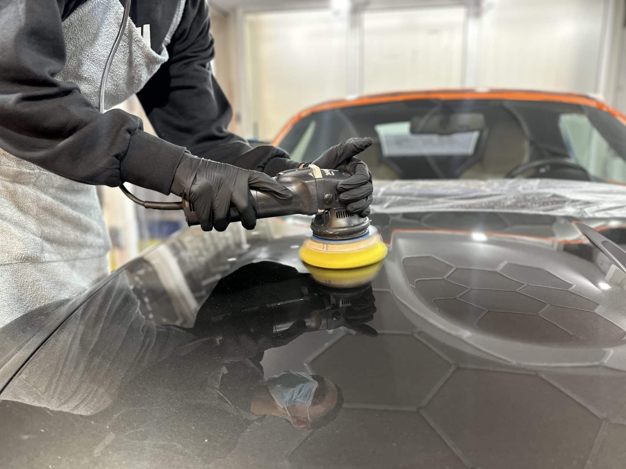 Polissage de carrosserie pendant la formation C09